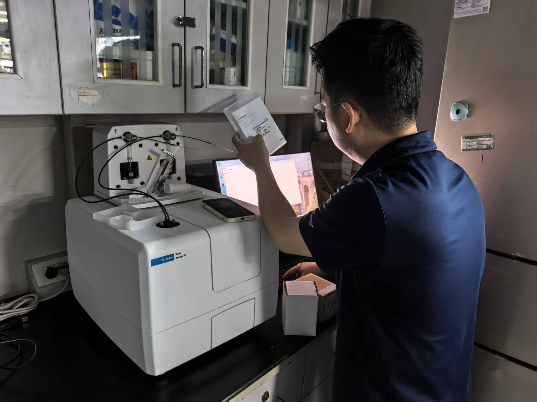 企业研发中心仪器安装现场